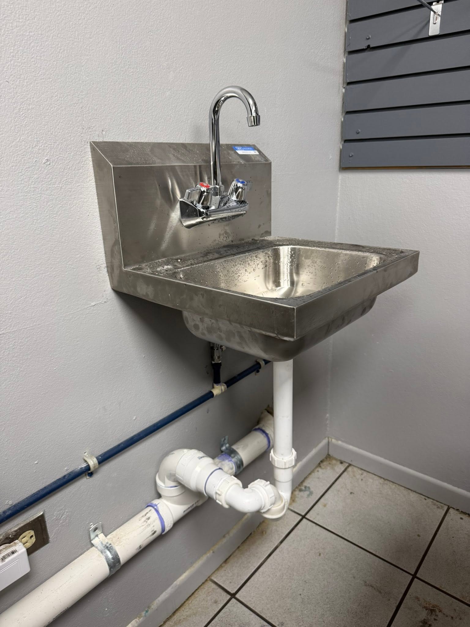 Trabajo de plomería - calentador de agua